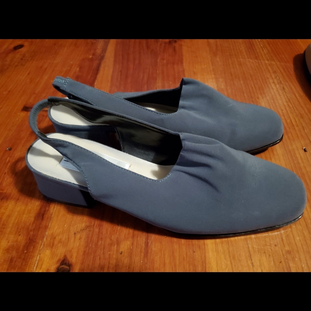 Vintage Sage green slingback (Georgio Sant'Angelo) - size 9 1/2 - brand new